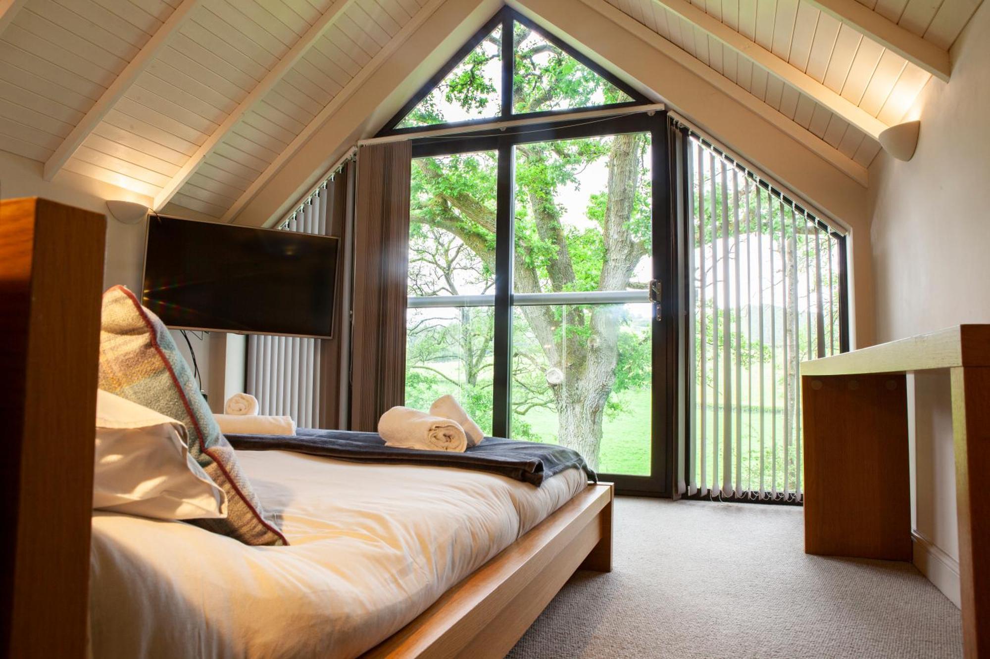 Elm Escapes Villa ไนท์ตัน ภายนอก รูปภาพ