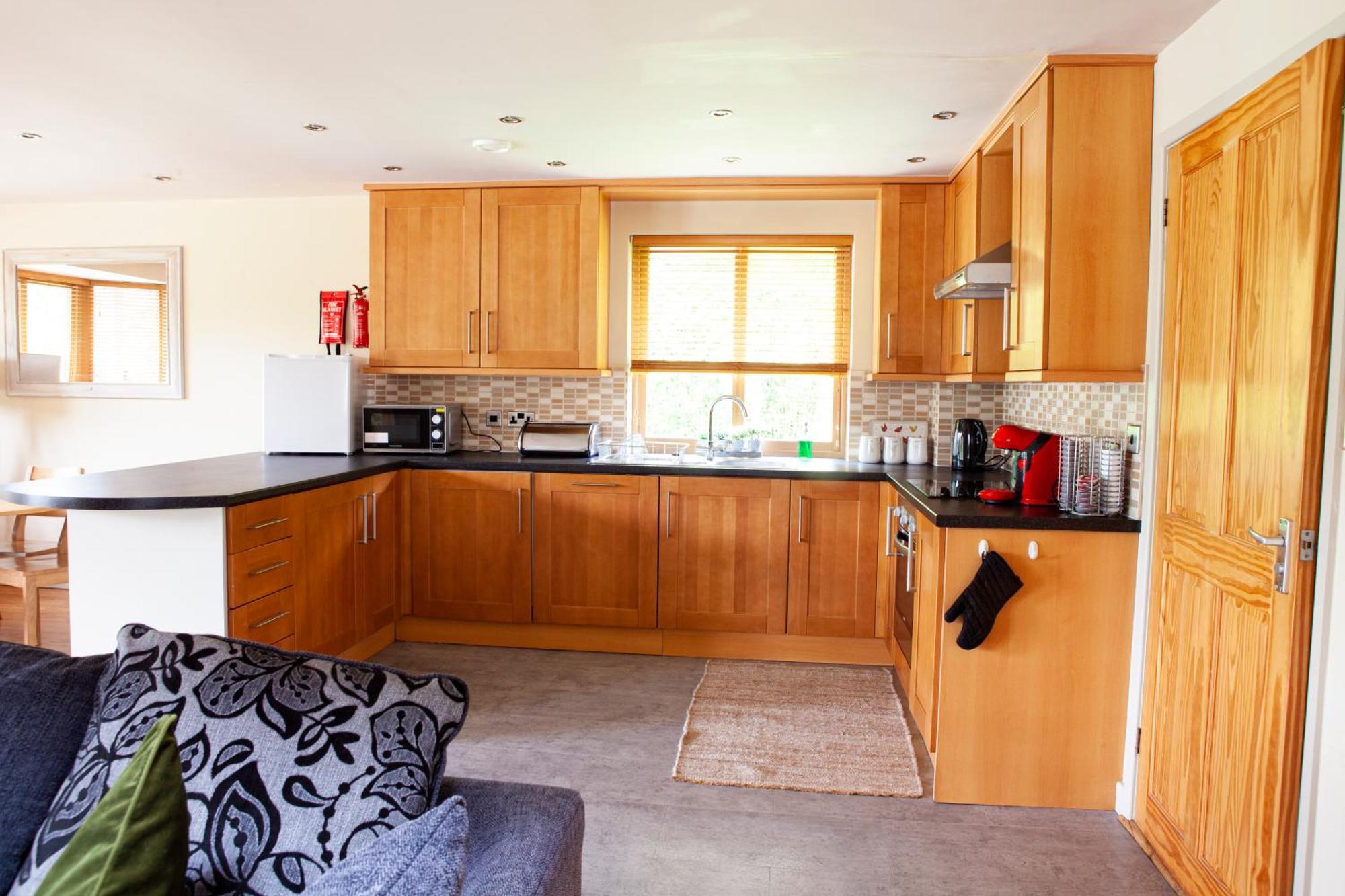 Elm Escapes Villa ไนท์ตัน ภายนอก รูปภาพ